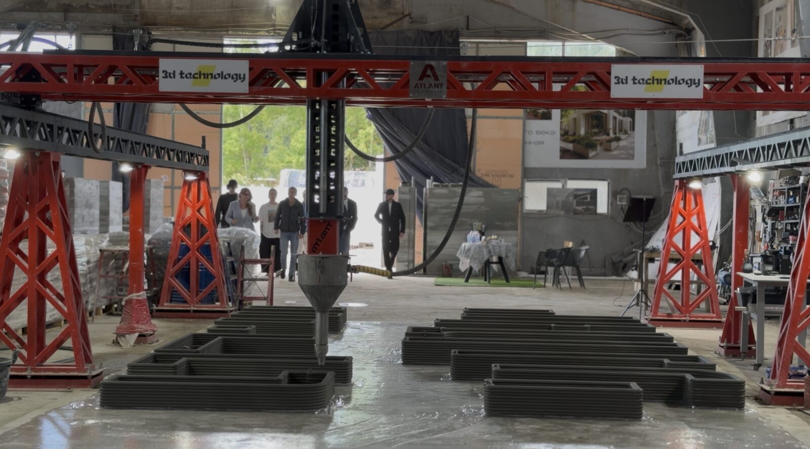 Строительный 3D-принтер АТЛАНТ печатает стены дома в цеху